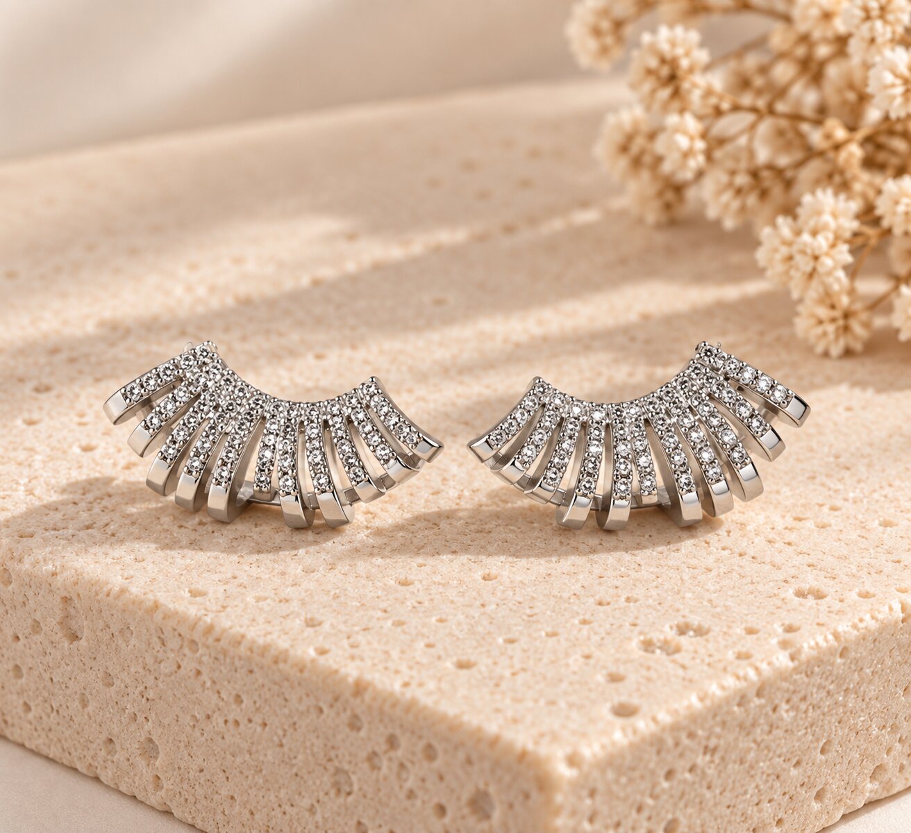 Brinco Ear Cuff Leque Cravejado