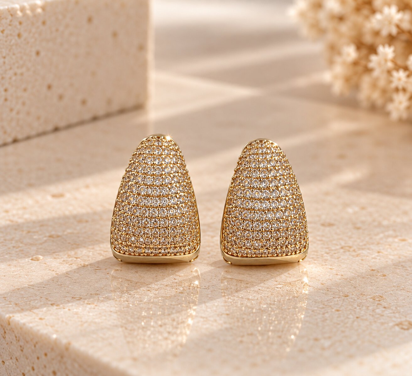 Brinco de Argola Cravejada de Zircônias e banhada em Ouro 18k