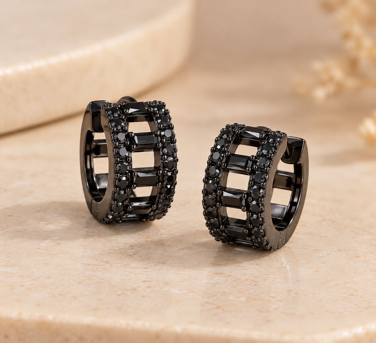 Brinco Argola Cravejada com Zircônias Negras