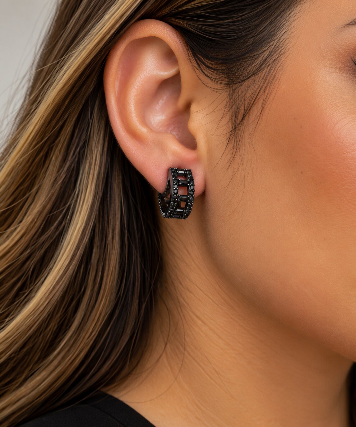 Brinco Argola Cravejada com Zircônias Negras