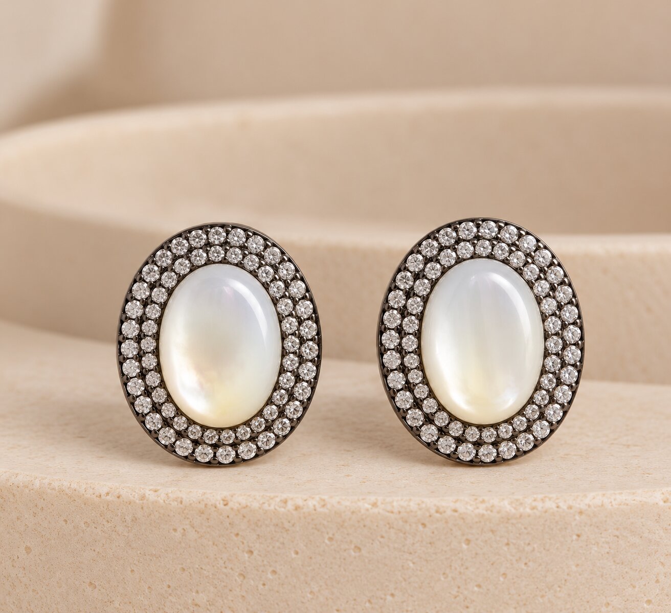 Brinco Oval de Madrepérola com Zircônias