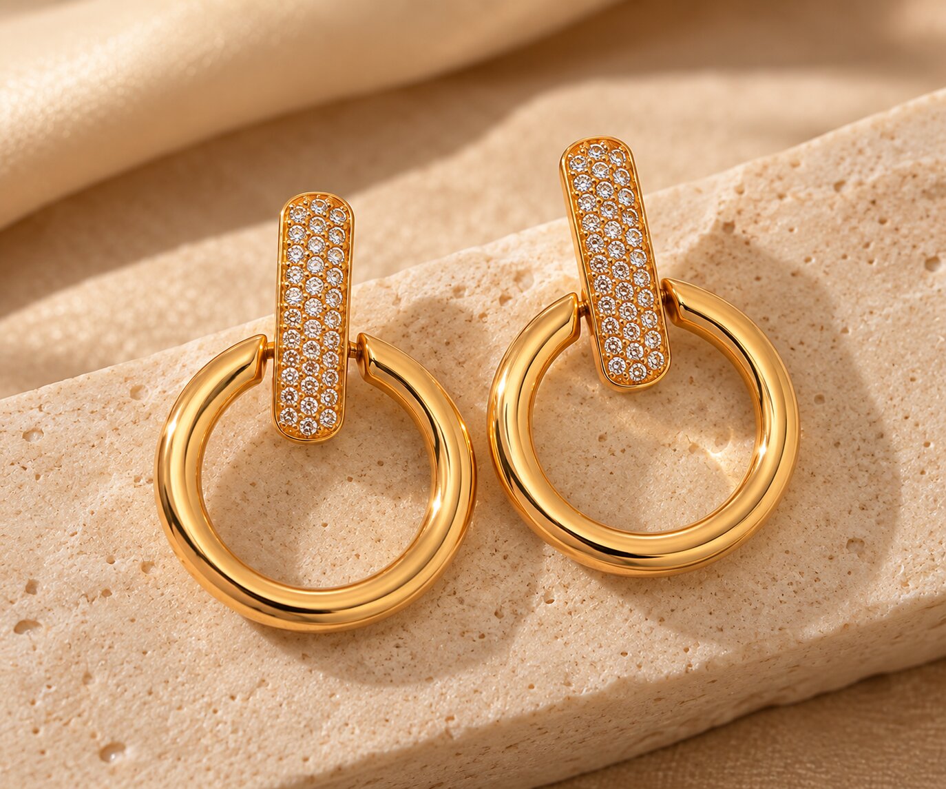 Brinco Dourado Elo liso e haste com Zircônias