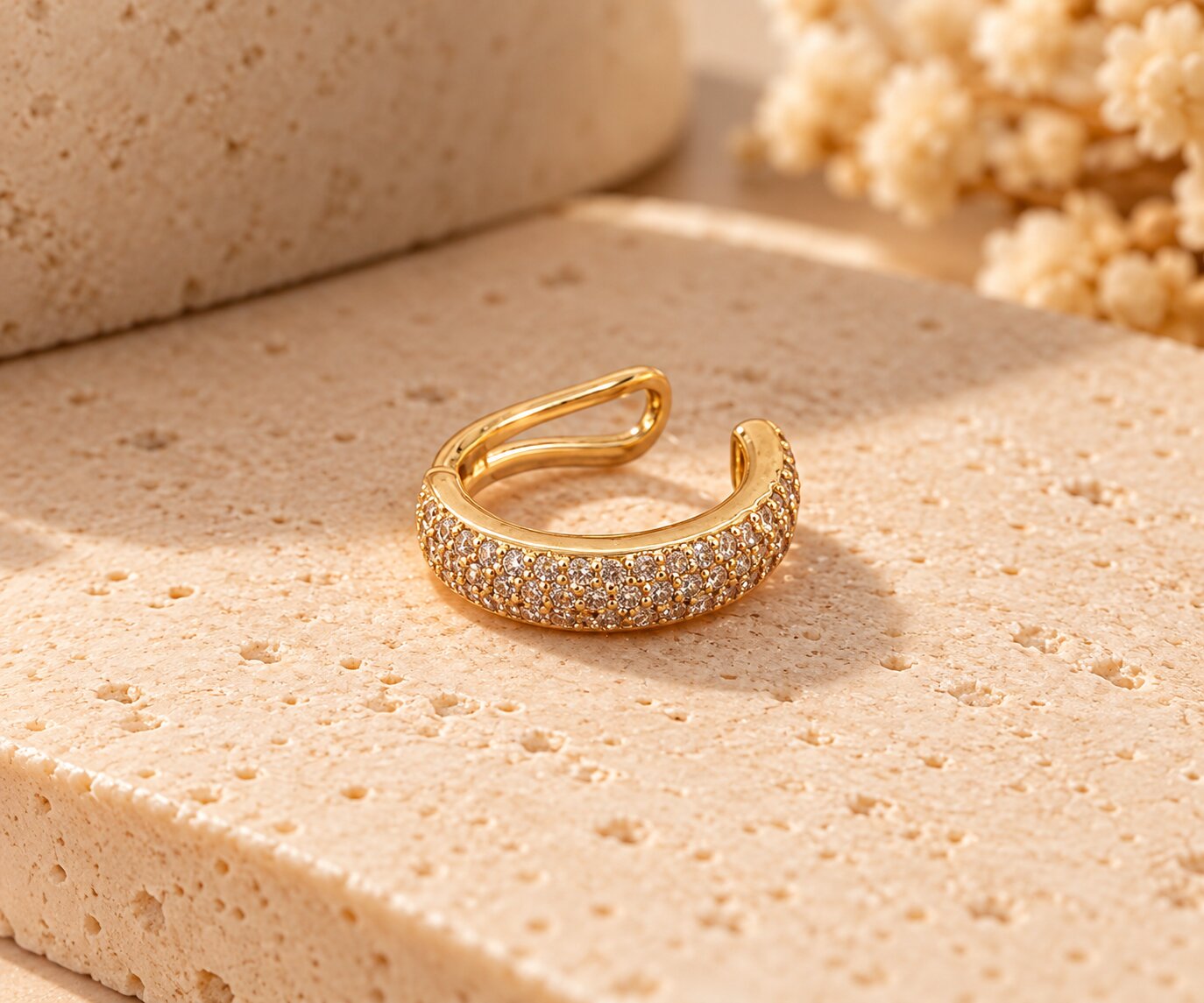 Piercing Fake Ear Cuff Dourado com Zircônias