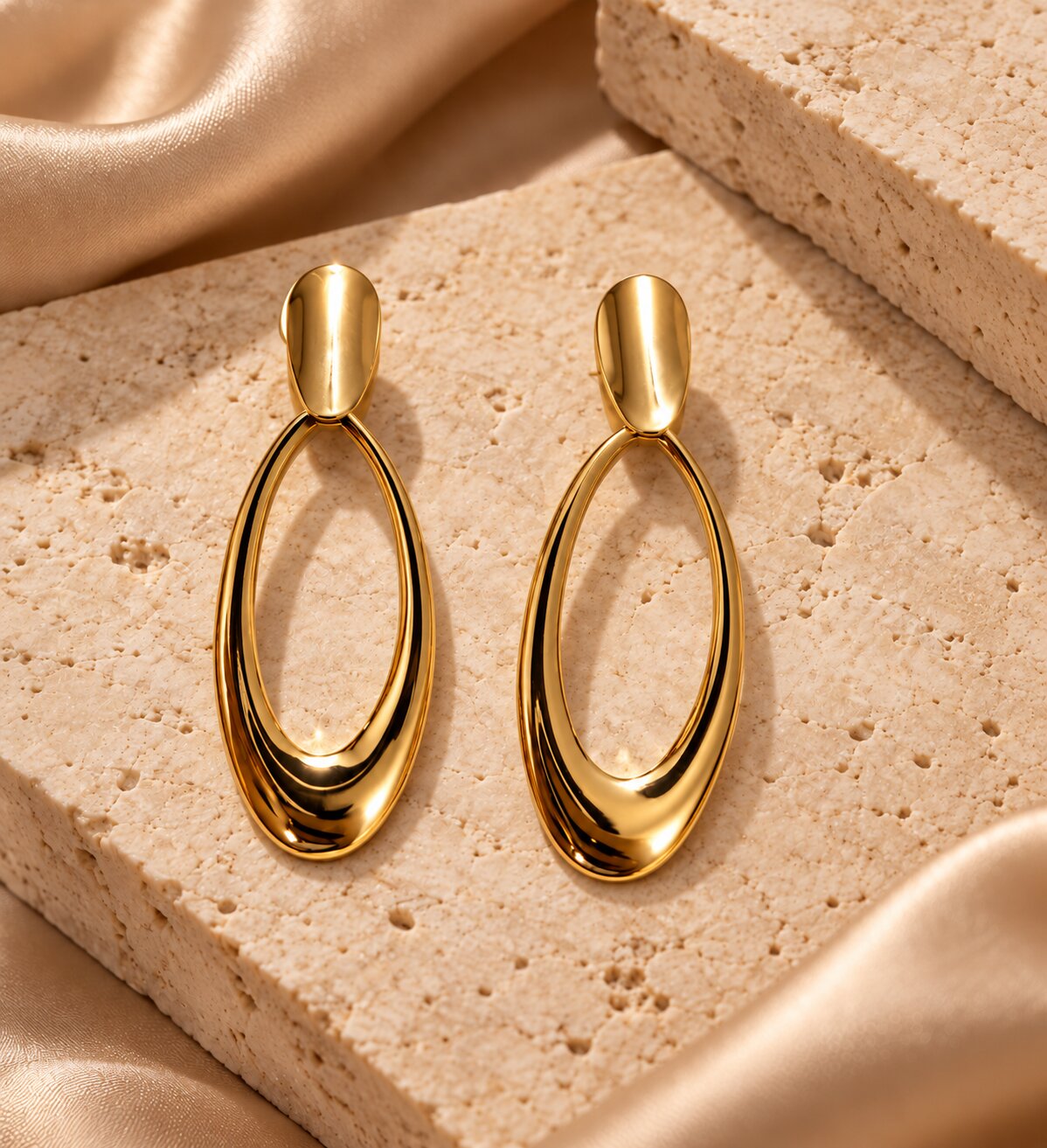 Brinco Gota Oval Vazado Dourado