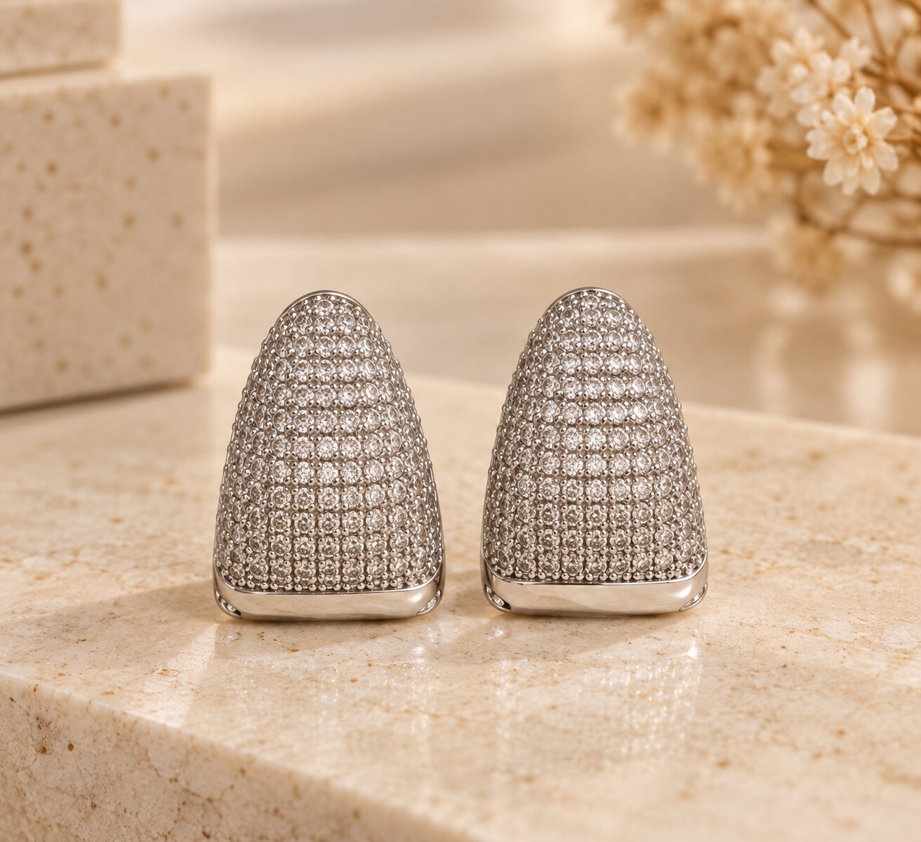 Brinco de Argola Cravejada de Zircônias e banhada em ródio branco