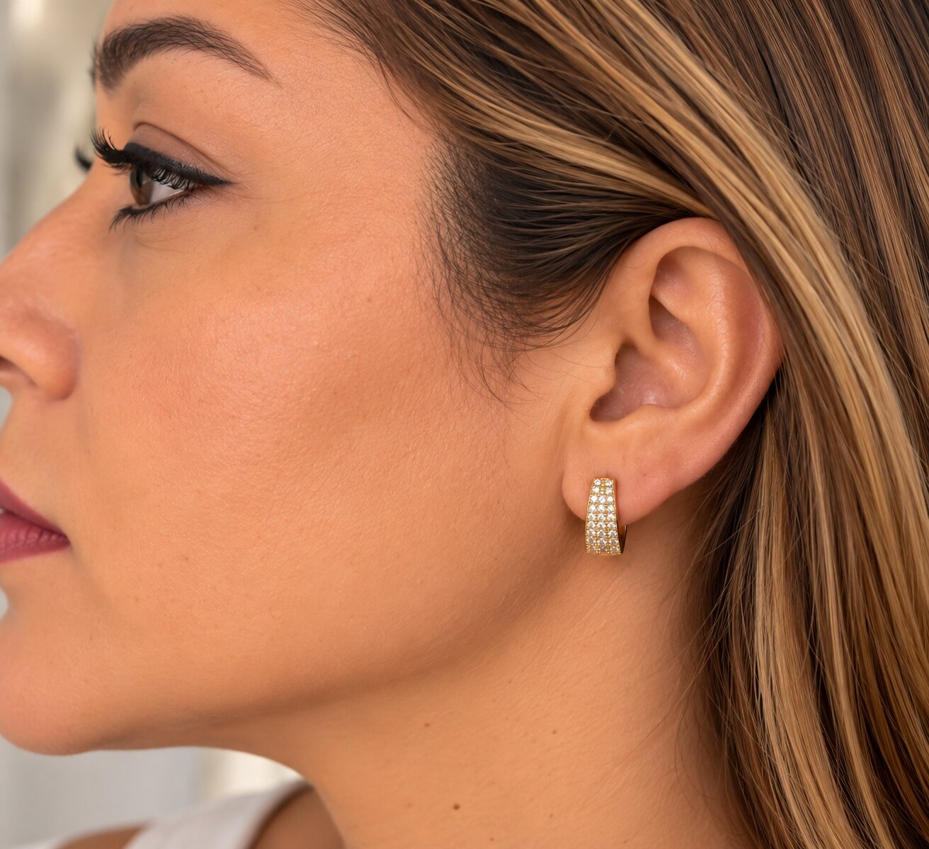 Brinco de Argola Cravejada Banhada a Ouro 18K