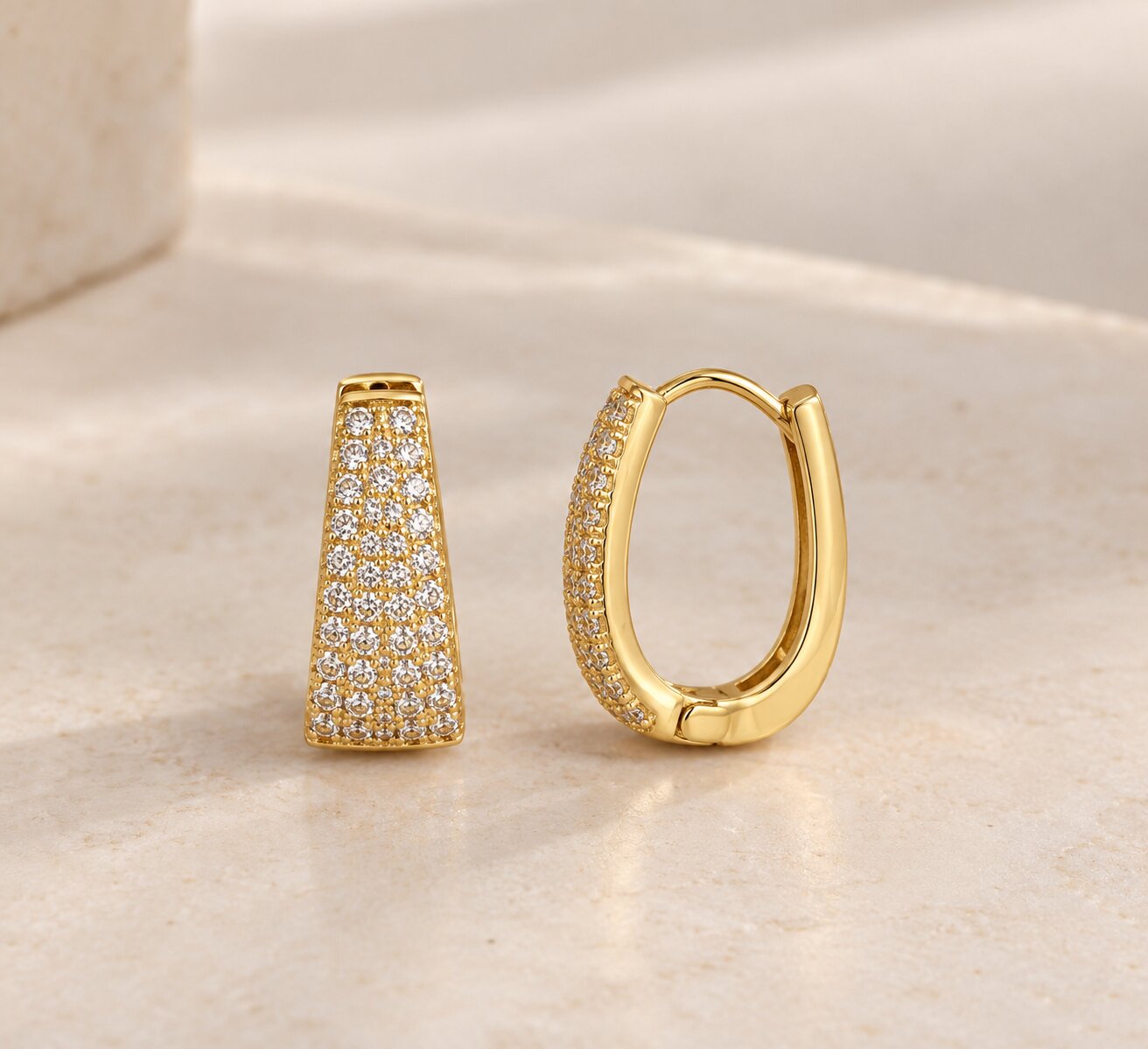 Brinco de Argola Cravejada Banhada a Ouro 18K
