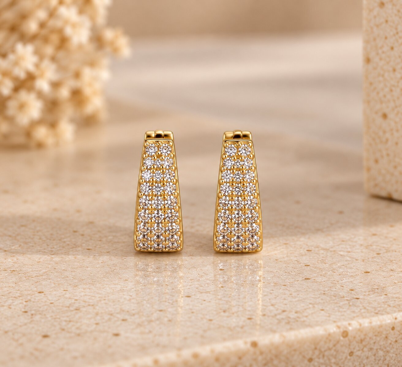Brinco de Argola Cravejada Banhada a Ouro 18K