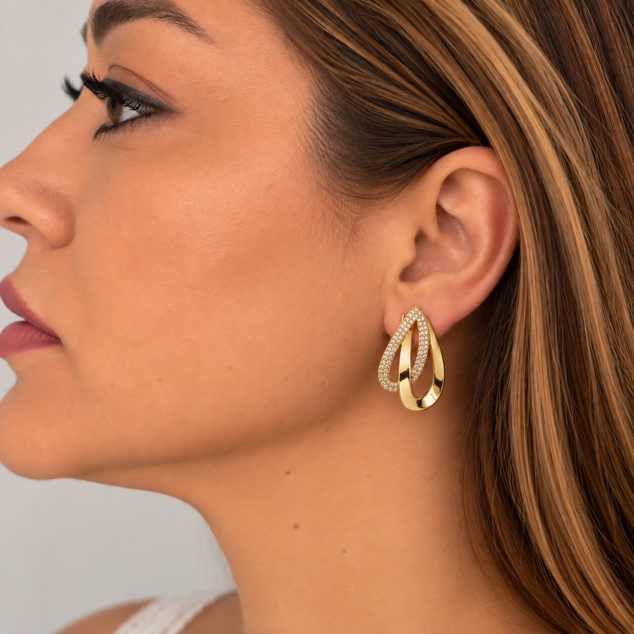 Brinco Gota Entrelaçada Dourado com Cravação
