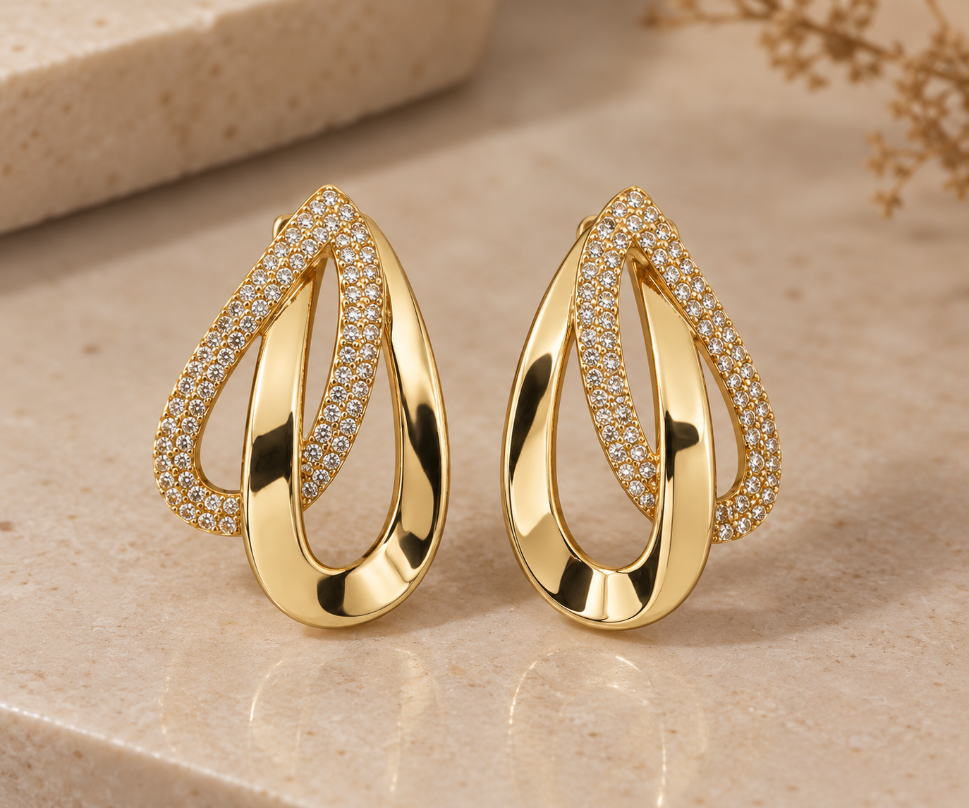 Brinco Gota Entrelaçada Dourado com Cravação
