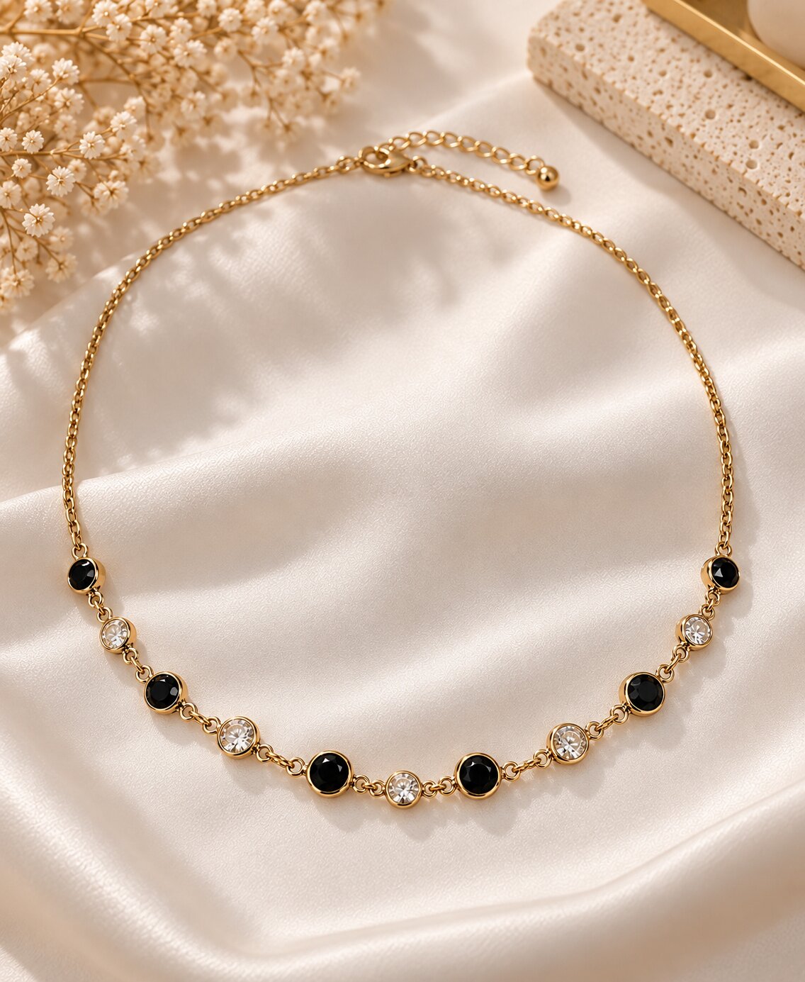 Colar Choker Preto e Cristal Banhado a Ouro 18k