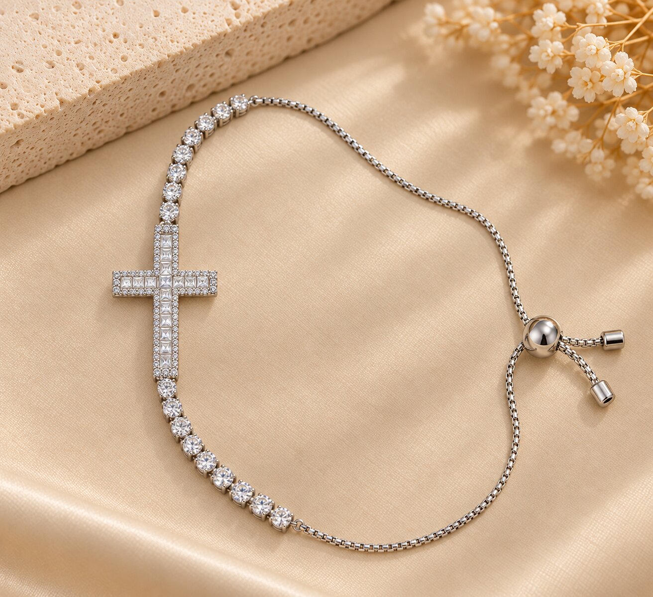 Pulseira Shambala Prateada com Cruz de Zircônias