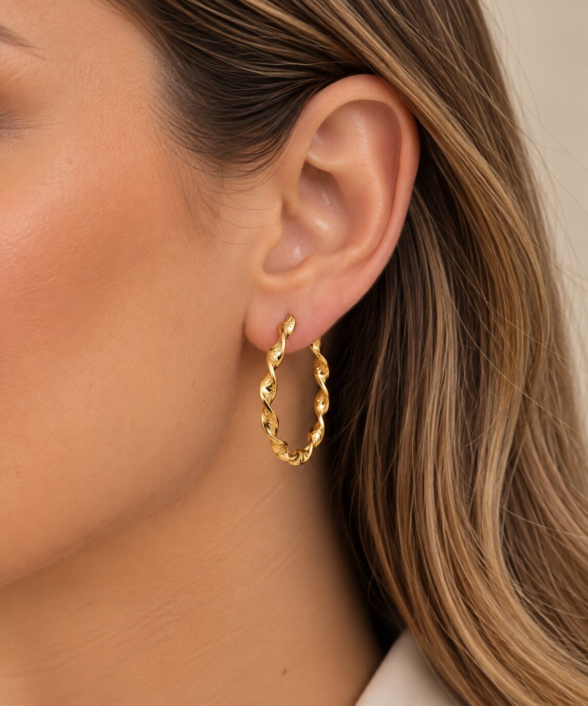 Brinco Argola Torcida Banhada a Ouro 18k