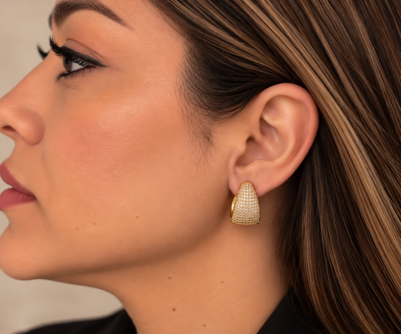 Brinco de Argola Cravejada de Zircônias e banhada em Ouro 18k