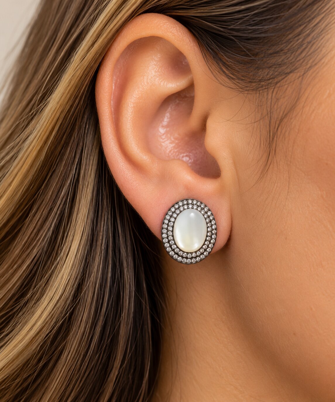 Brinco Oval de Madrepérola com Zircônias
