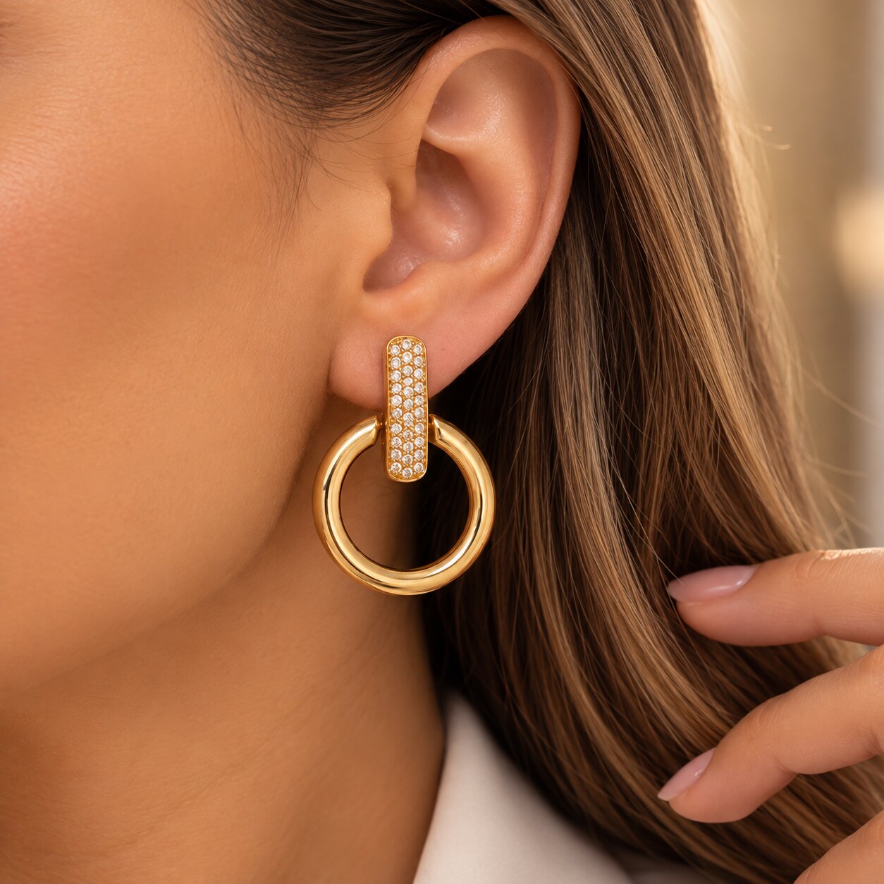 Brinco Dourado Elo liso e haste com Zircônias